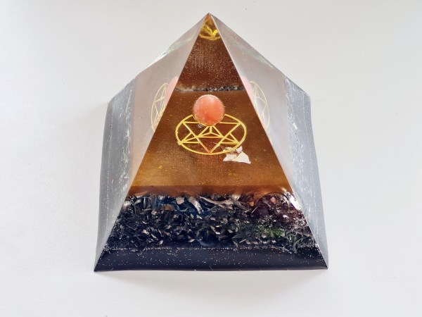 Orgonite pyramide sphère quartz cerise marron